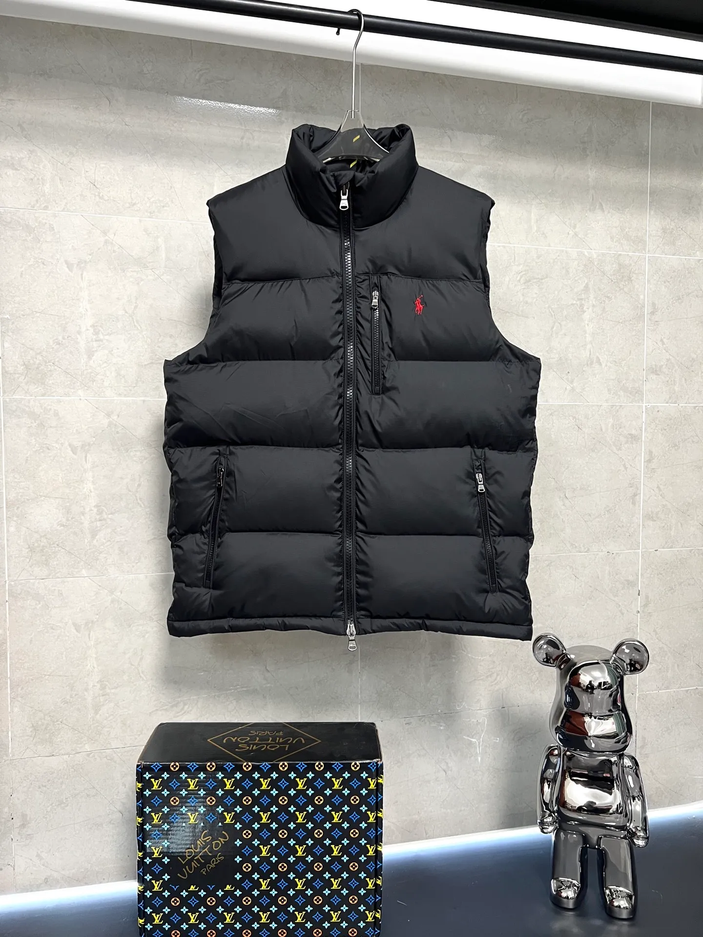P640 Polo Ralph Lauren 2025 pony embroidered glossy half-high collar down vest. Neat tailoring creates a smart posture, returning to the hustle and bustle of the city. Filled with white duck down, warm and comfortable without being bulky, without losing personality and looking low-key. Original customized fabric with a certain sense of color. Color: glossy black, matte black. Size: S M L XL XXL